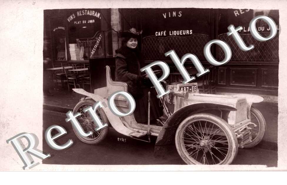 une femme au volant de son auto