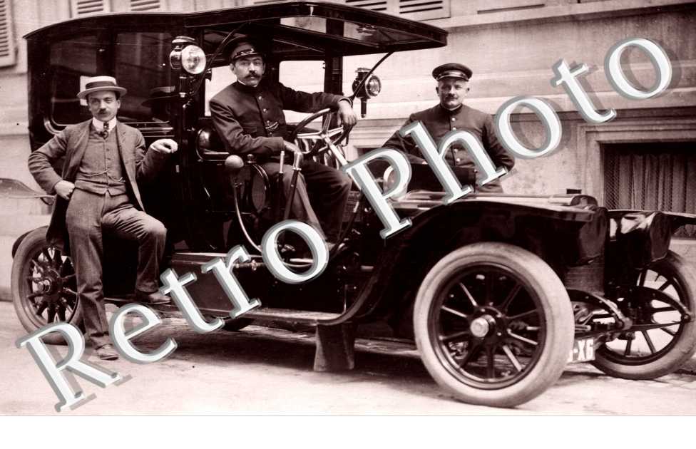 hommes posant avec l'automobile