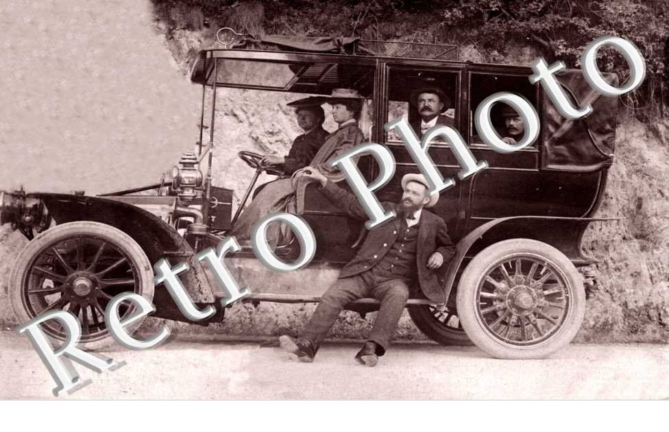(Personnes posant a bord de l'auto)