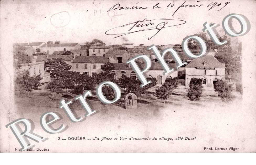 La place et vue d'ensemble du village