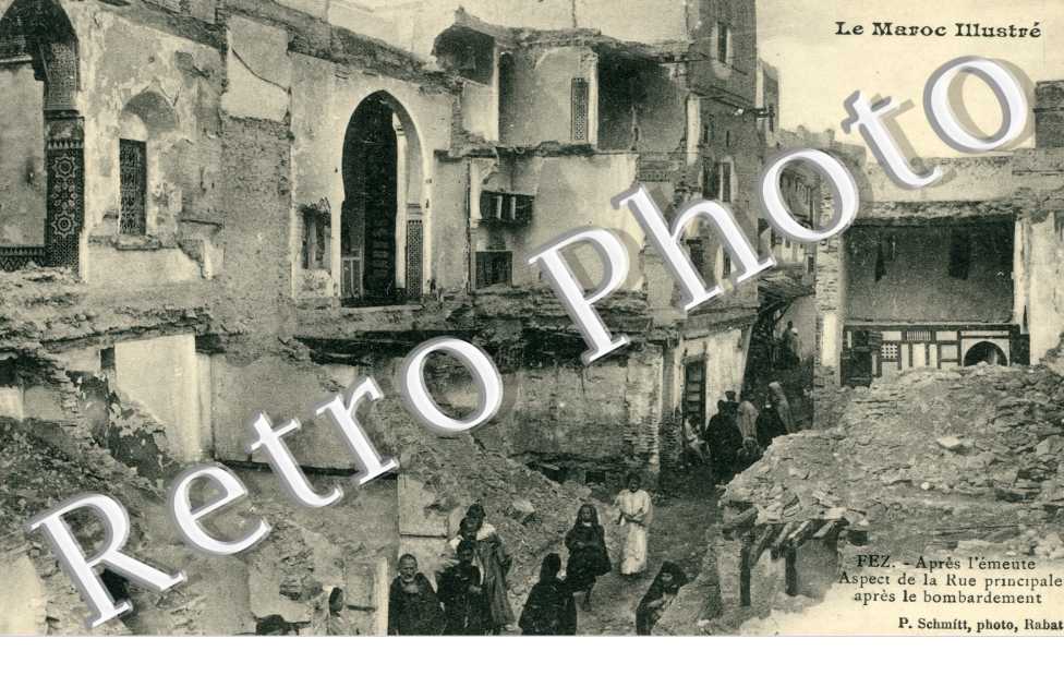 Apres l'emeute, rue principale apres le bombardement