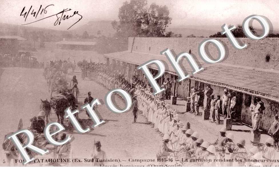 Campagne 1915-16 - la garnison rendant les honneurs aux blesses heroiques