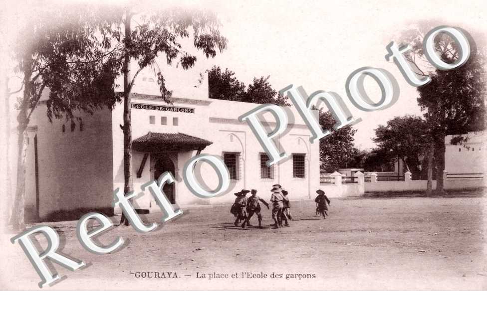 La place et l'ecole des garcons