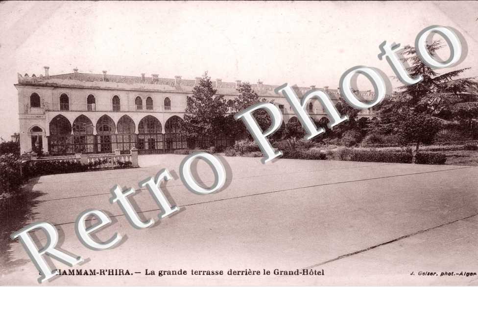 La grande terrasse derriere le grand hotel