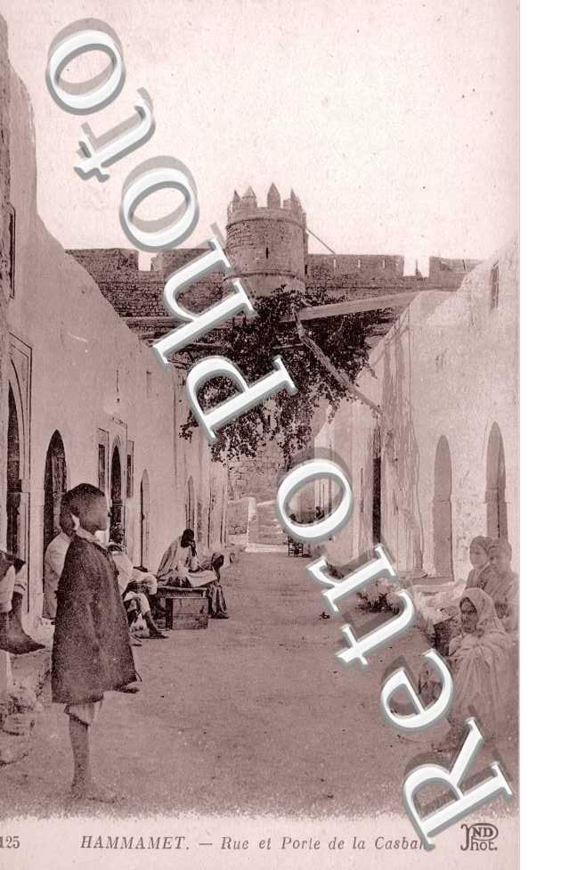 Rue et porte de la casbah