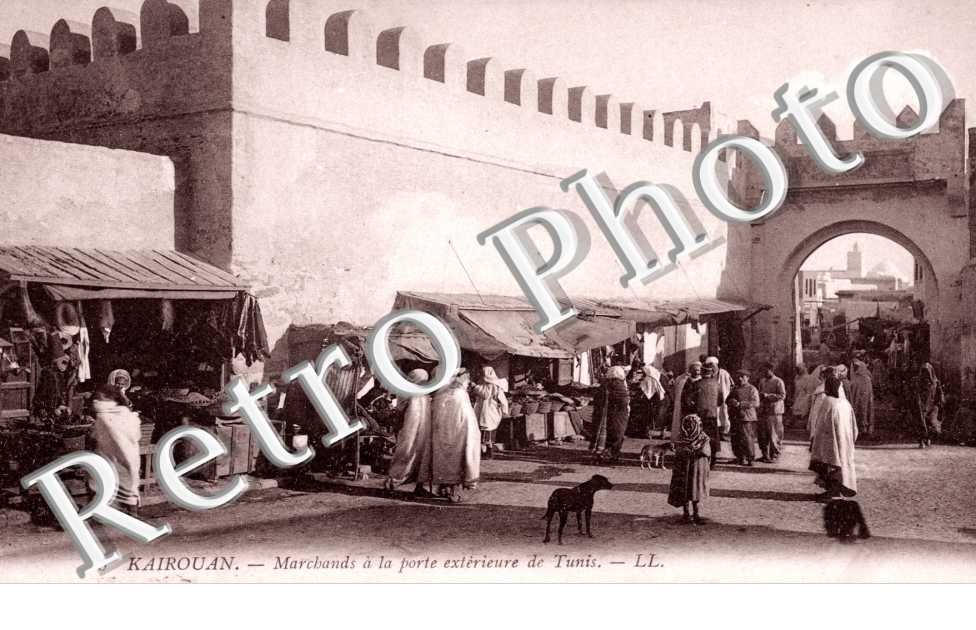 Marchands a la Porte Exterieure de Tunis