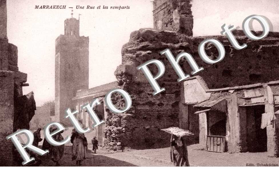 Une Rue et les Remparts