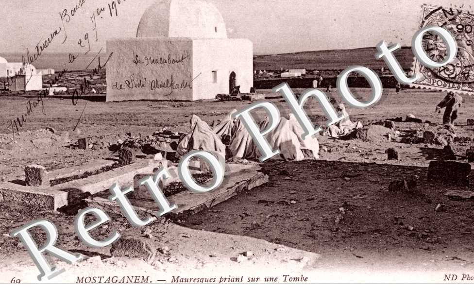 Mauresques priant sur une Tombe