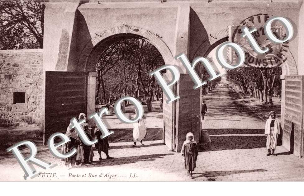 Porte et rue d'Alger
