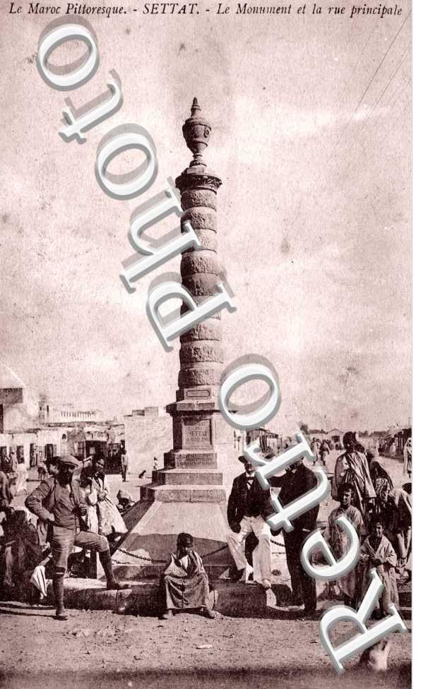 Le monument et la rue principale