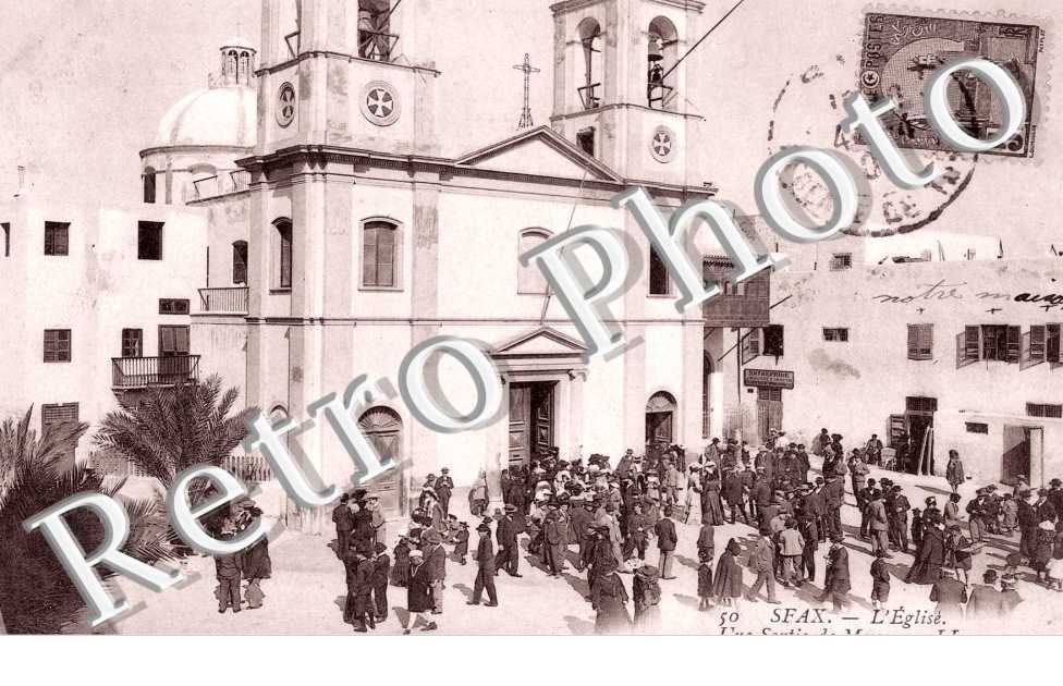 l'Eglise, Une Sortie de Messe