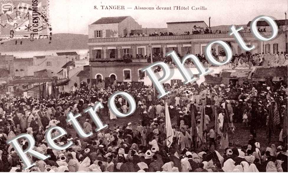 Aissaoua devant l'Hotel Cavilla