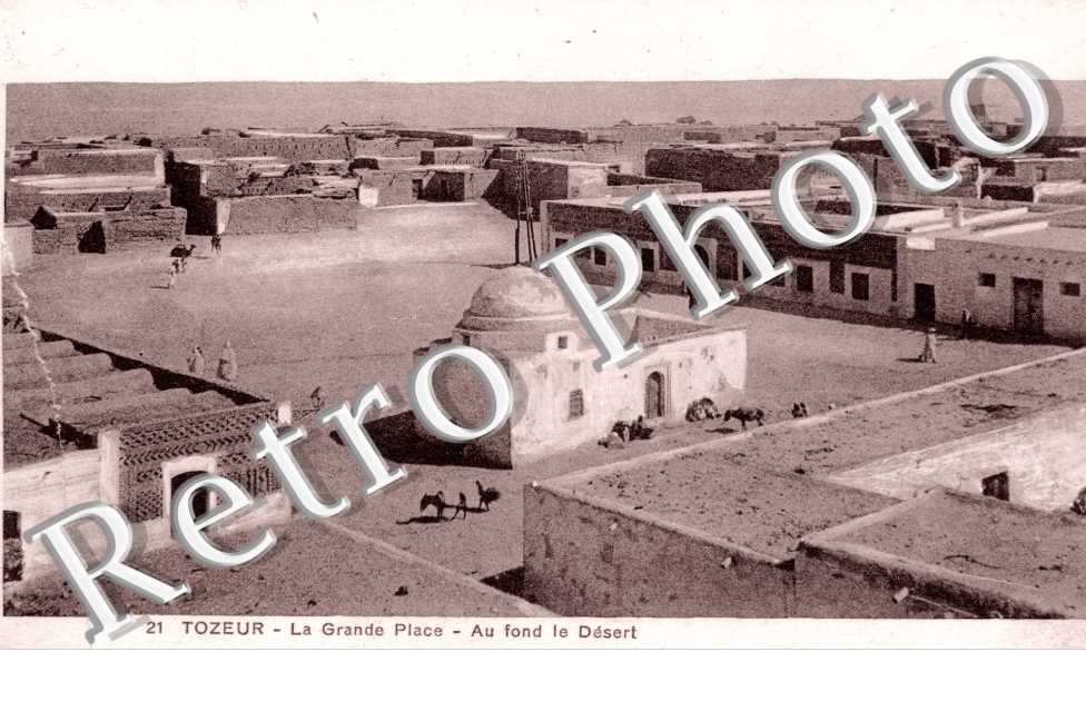 La grande place - au fond le desert