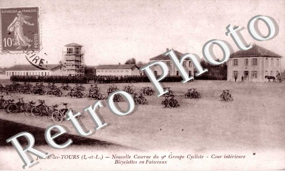 nouvelle caserne du 9° Groupe Cycliste - cour interieure - Bicyclettes en faisceaux