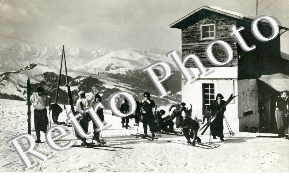 Skieurs a l'arrivee du teleferique de la Croix de Rochebrune  -  fin des annees 50