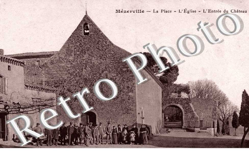 la place l'eglise l'entree du chateau