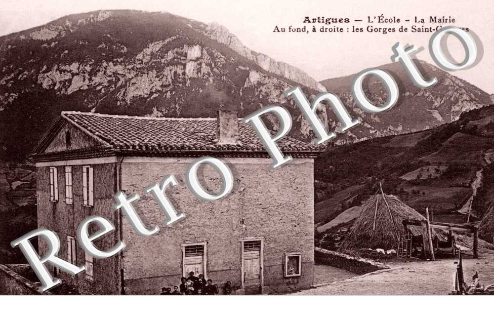 l'ecole la mairie Au fond, a droite : les gorges de Saint-Georges