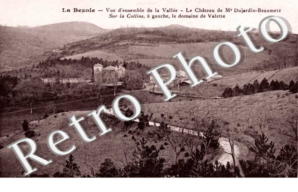 vue d'ensemble de la vallee Le chateau de Mr Dujardin-Beaumetz Sur la colline, a gauche, le domaine de Valette.
