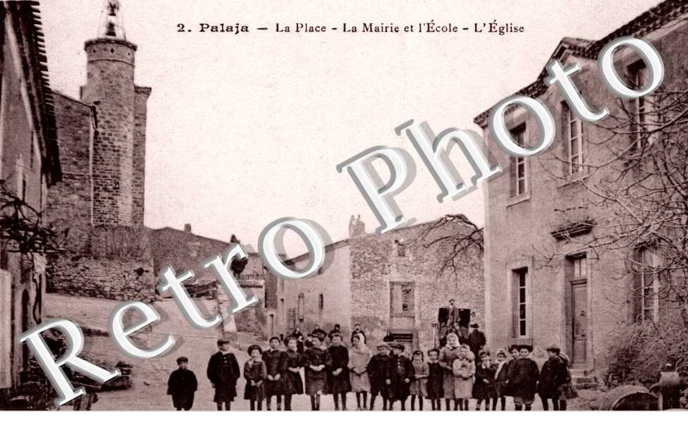 la place la mairie et l'ecole l'eglise