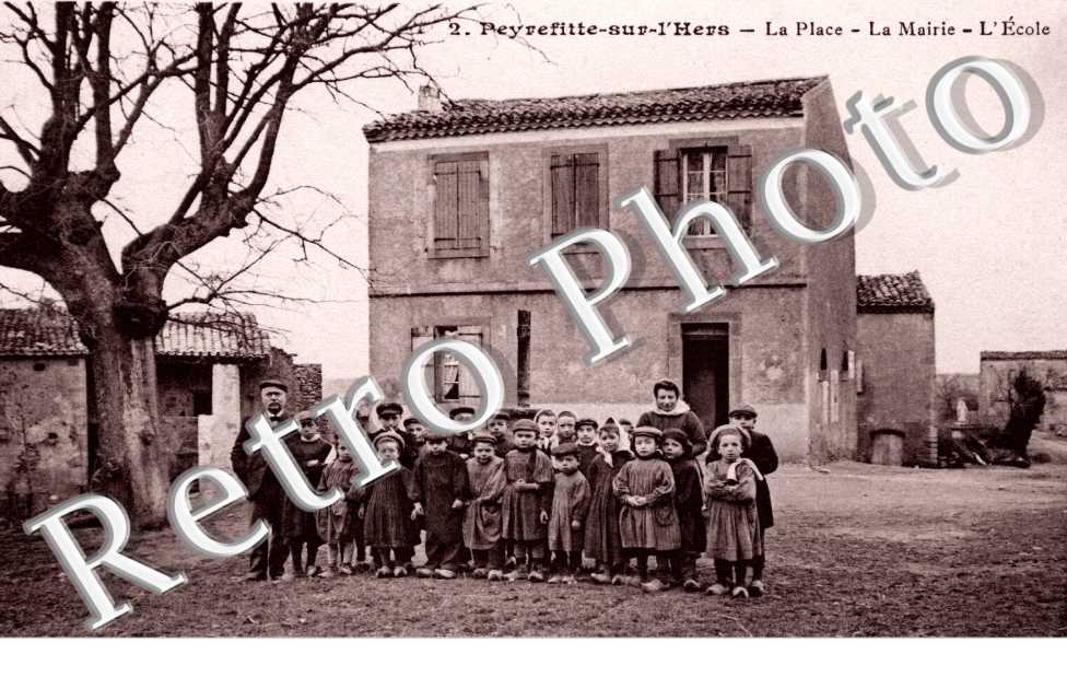 la place la mairie l'ecole