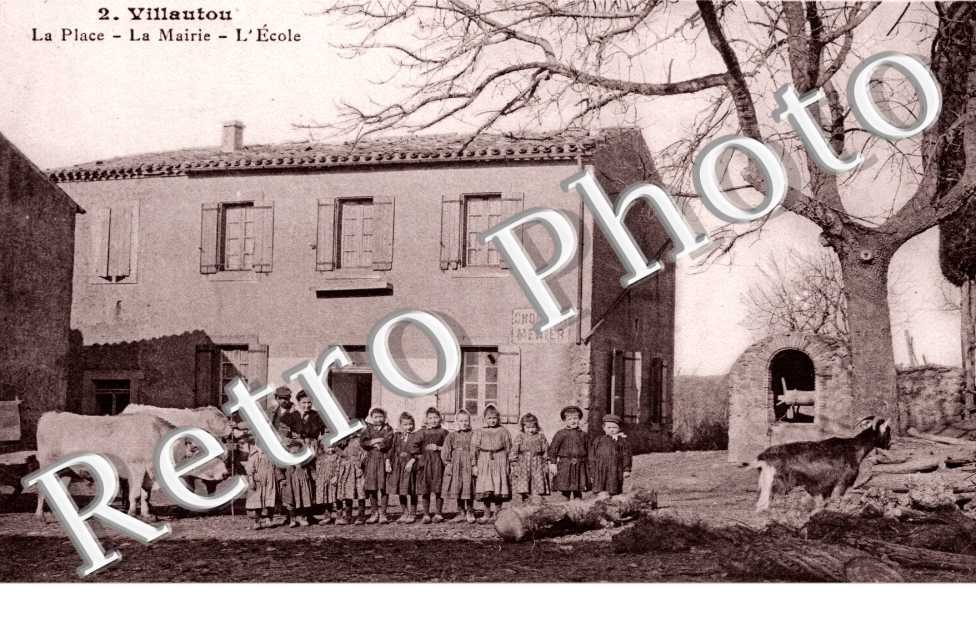 la place la mairie l'ecole