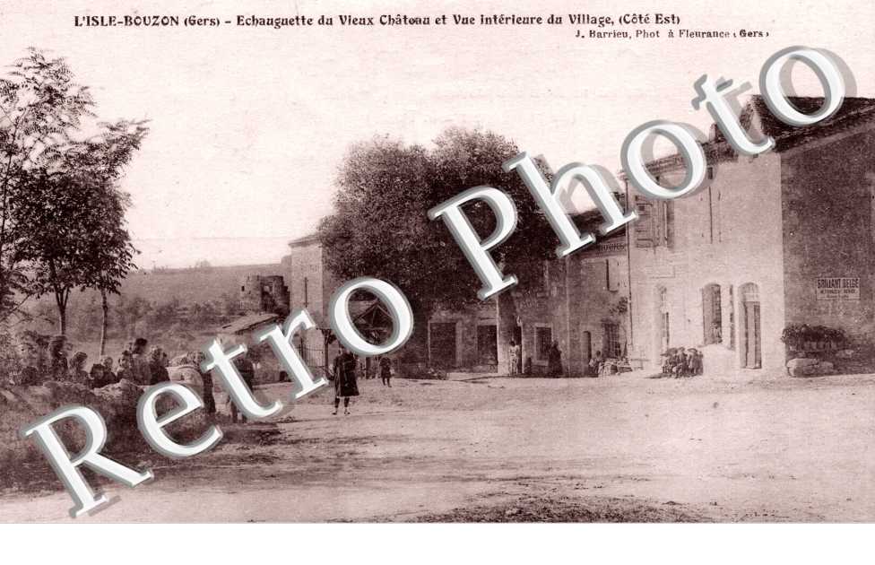 Echauguette du vieux chateau et vue interieure du village (cote est)