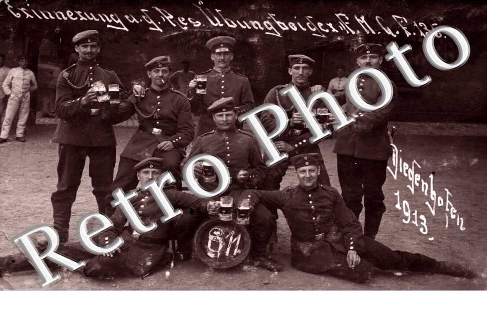 militaires buvant de la biere
