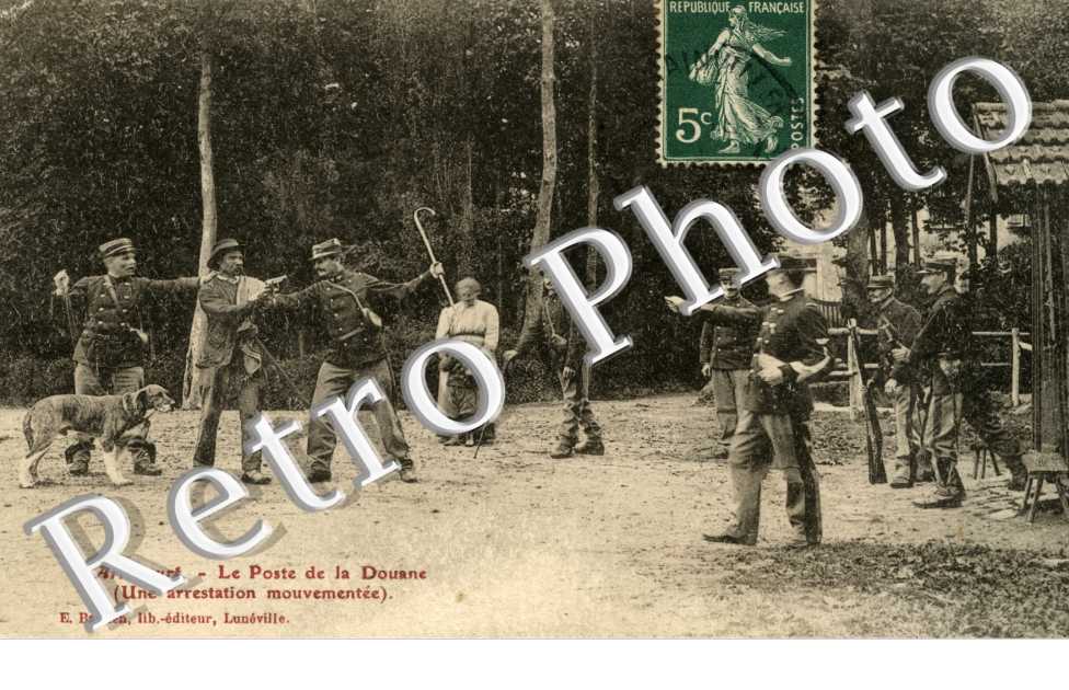 Le poste de la douane (une arrestation mouvementee)