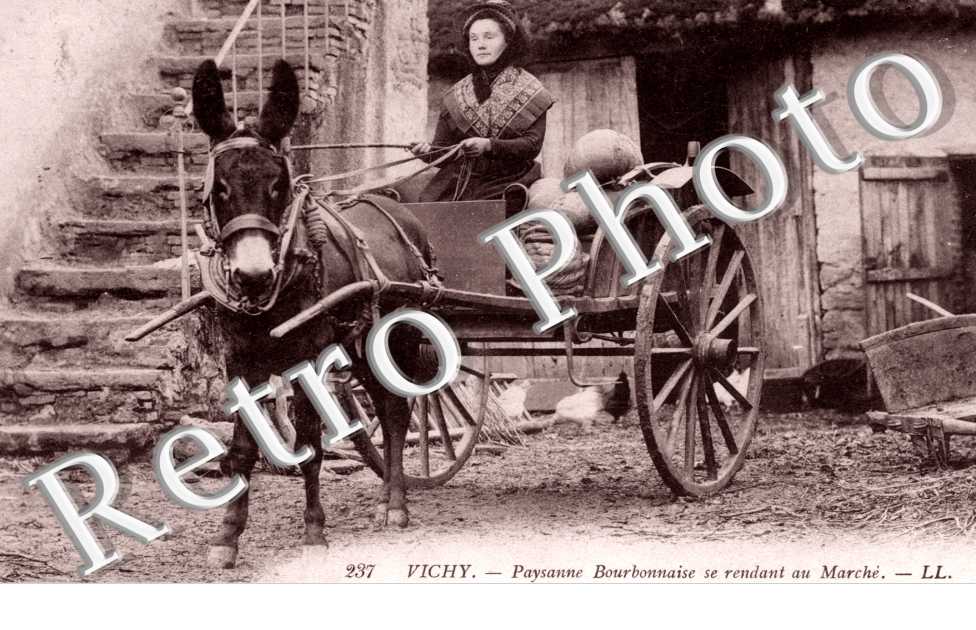 Paysanne Bourbonnaise se rendant au marche