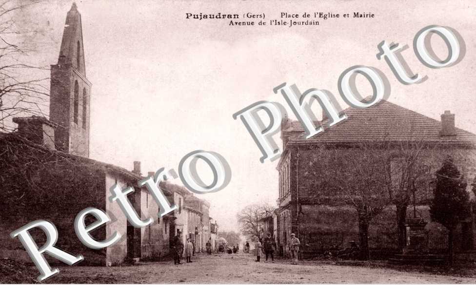 place de l'eglise et mairie Avenue de l'Isle Jourdain