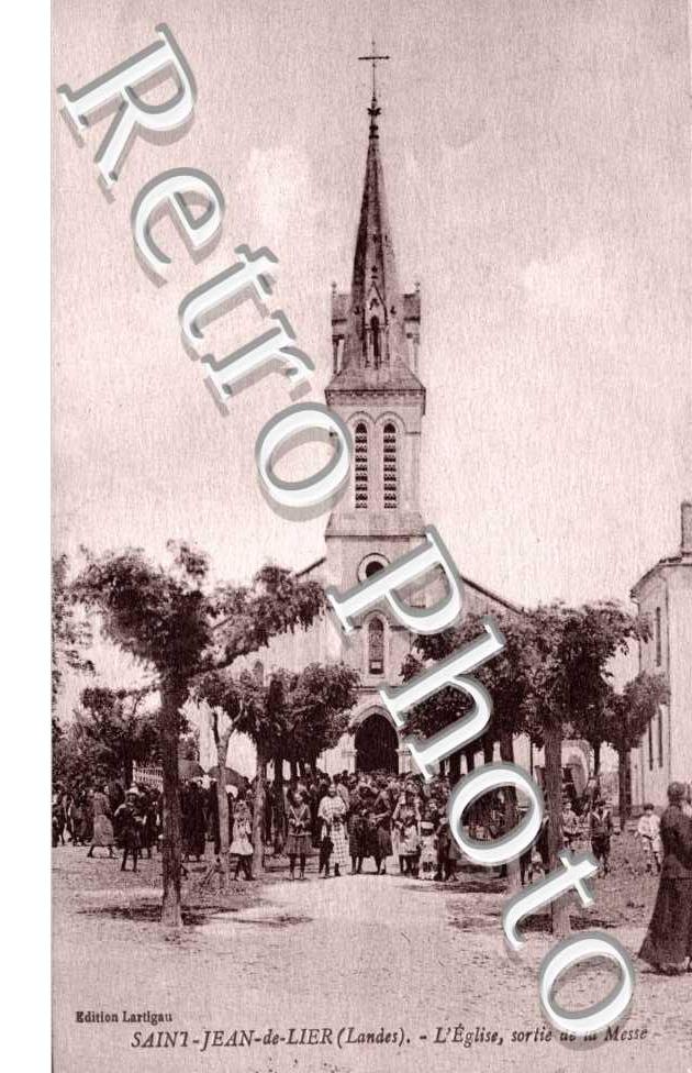 L'eglise - sortie de la messe