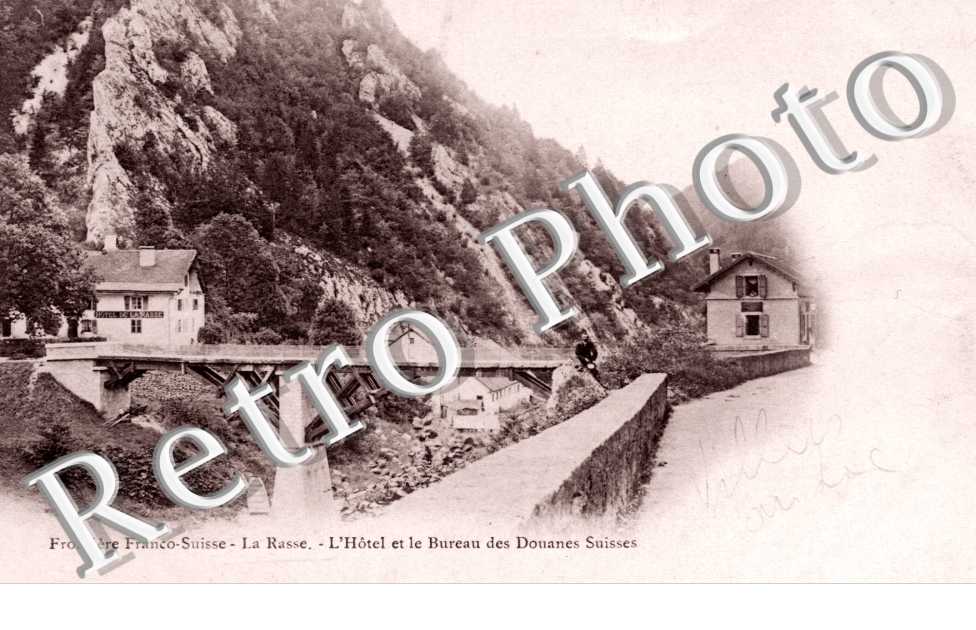 Frontiere franco-suisse La Rasse L'hotel et le bureau des douanes suisses
