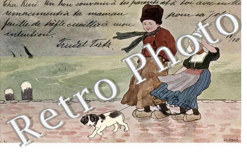 Couple d'enfants promenant un chien