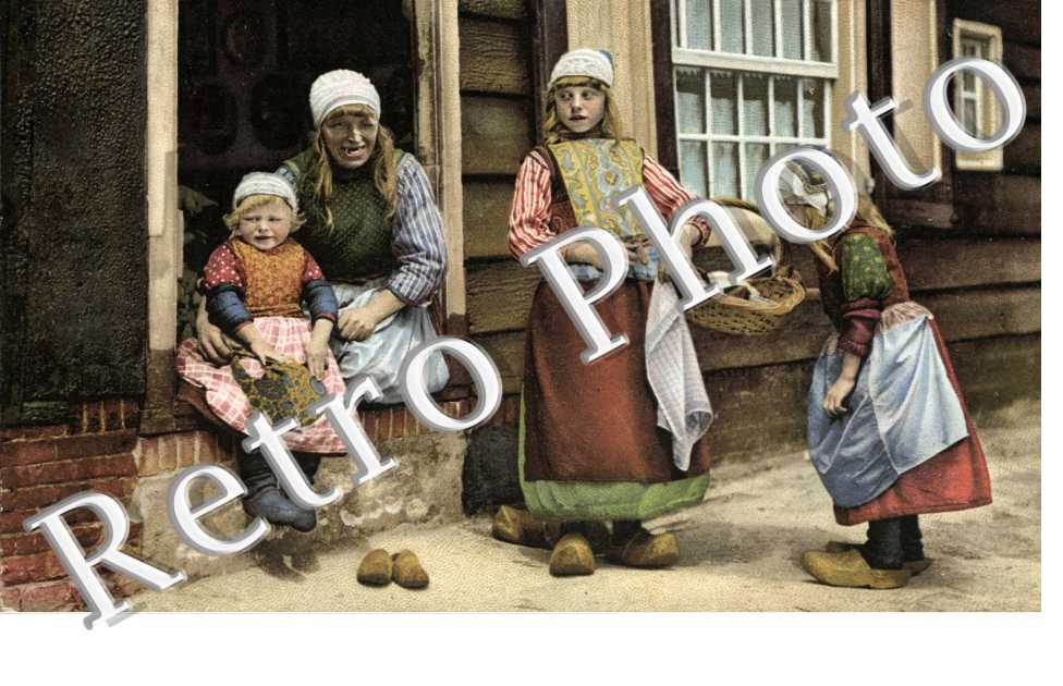 Femmes et Jeunes filles devant leur Maison