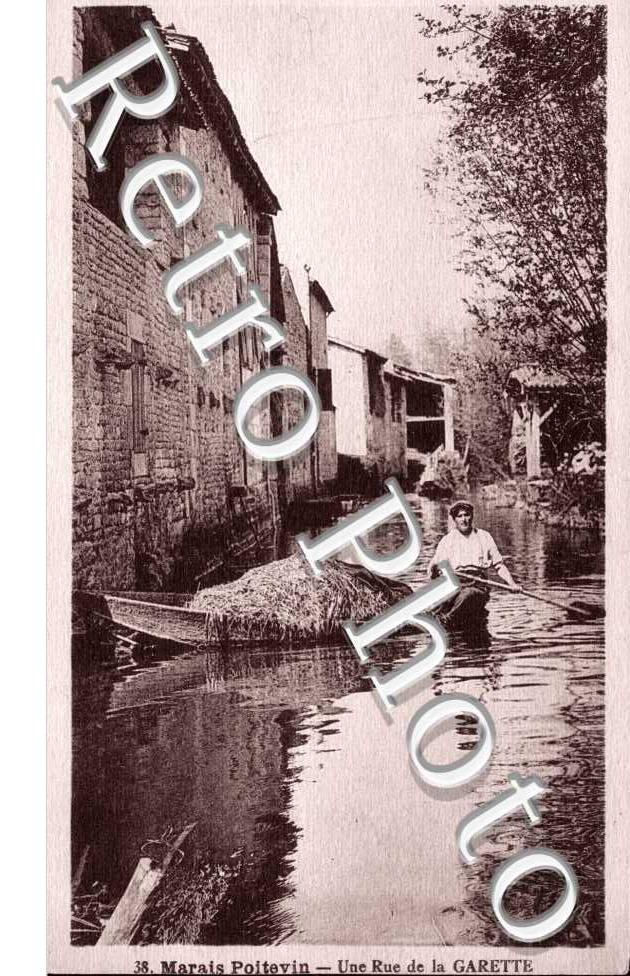 Marais Poitevin - une rue de la Garette