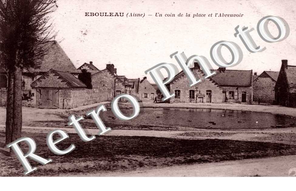 un coin de la place et l'abreuvoir