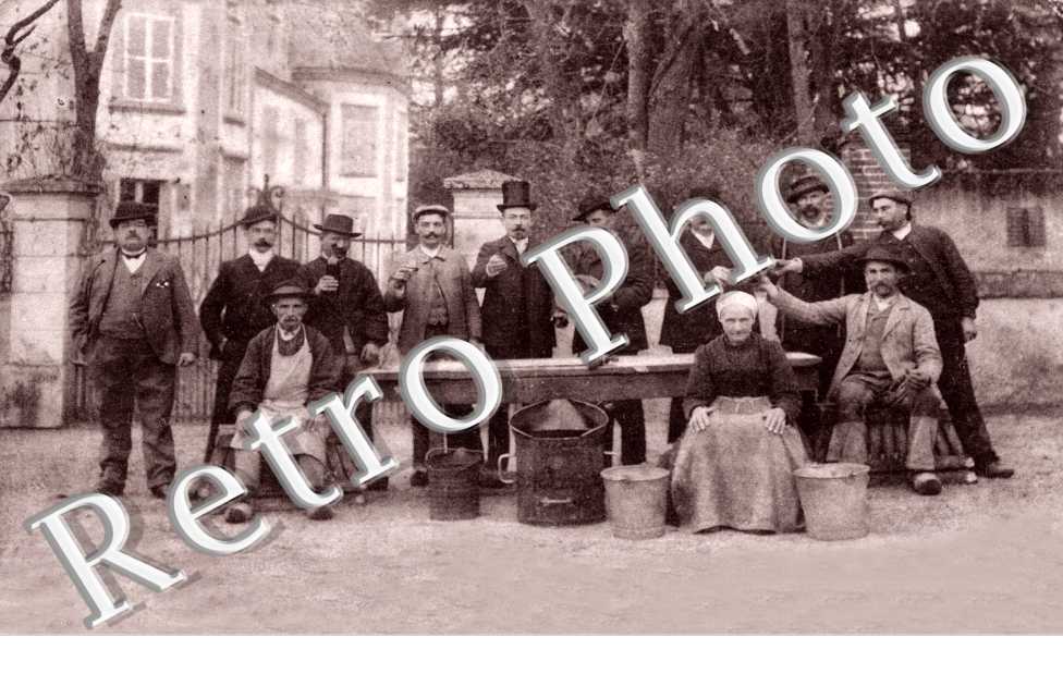 Groupe de Personnes trinquant