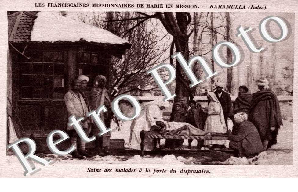 Soins des Malades a la Porte du Dispensaire