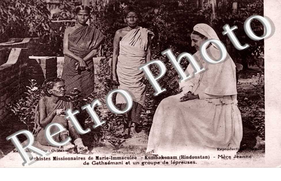Mère Jeanne de Gethsémani et un groupe de lépreux