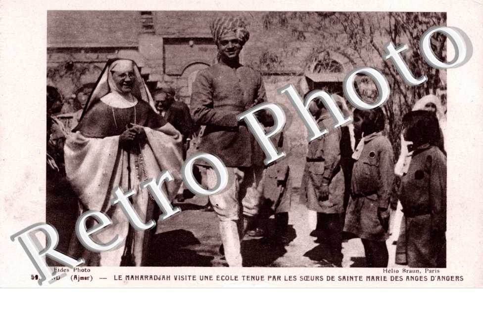 La Maharadja visite une ecole