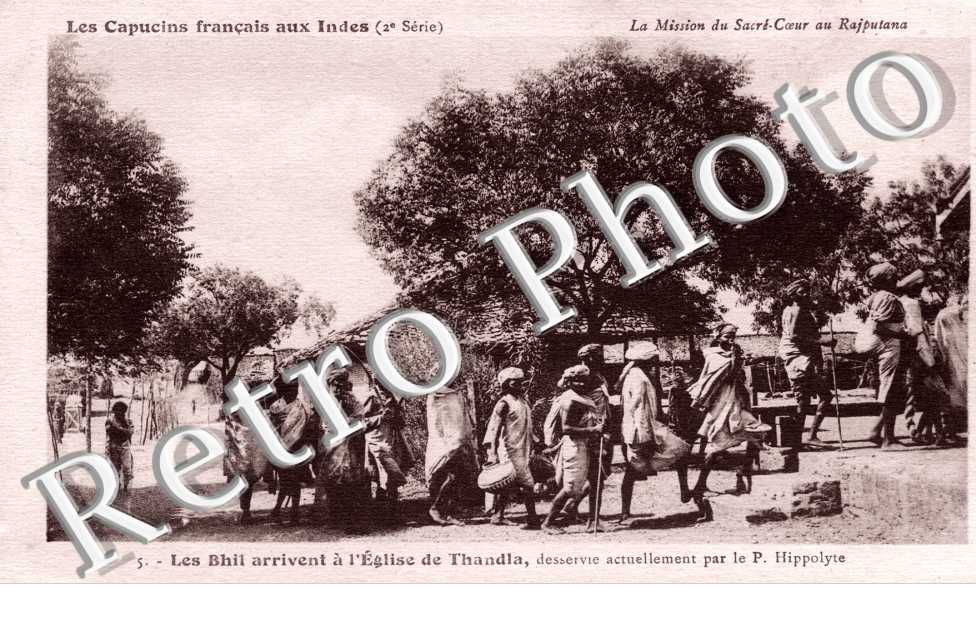 Les Bhil arrivent a l'eglise de Thandla