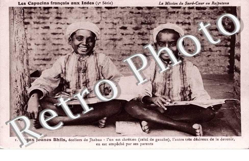 deux jeunes Bhils ecoliers