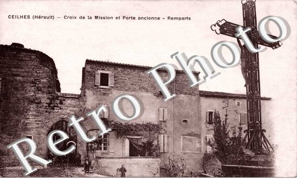 Croix de la mission et porte ancienne
