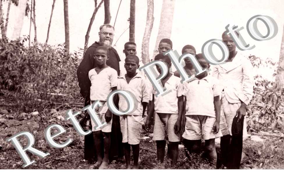 une groupe d'enfants et Mr le Curé 25 mai 1939