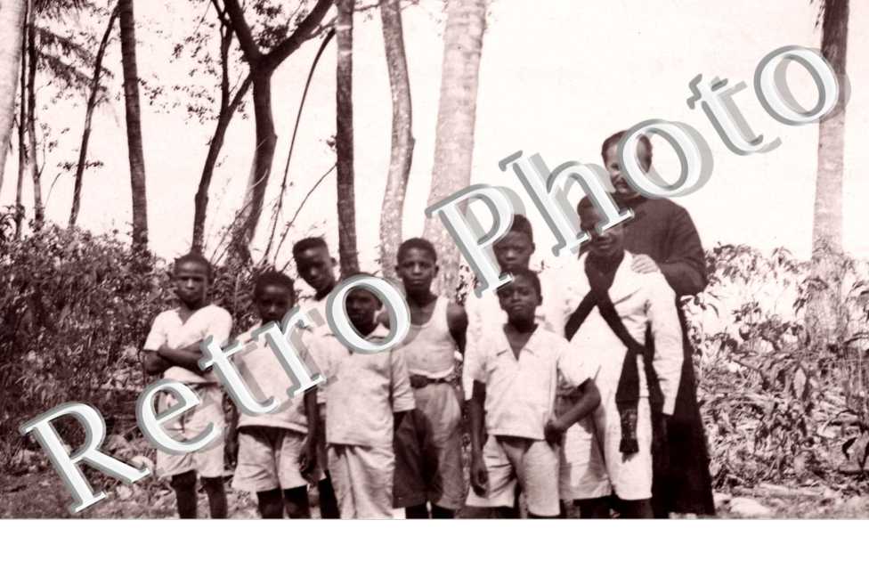 Anse Perou 25 mai 1939 Les enfants de choeur 1er rang : Gilbert, Hyacinthe, Hector, Rene, Mr le cure  2eme rang : Prosper, Raoul, Panis, Ferdinand