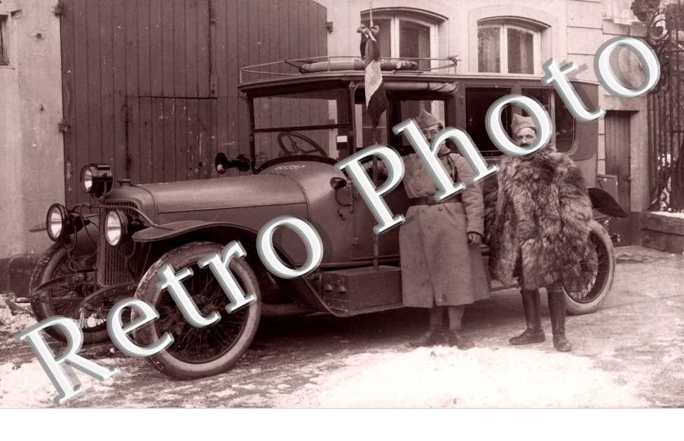 (deux militaires posant pres de l'auto)