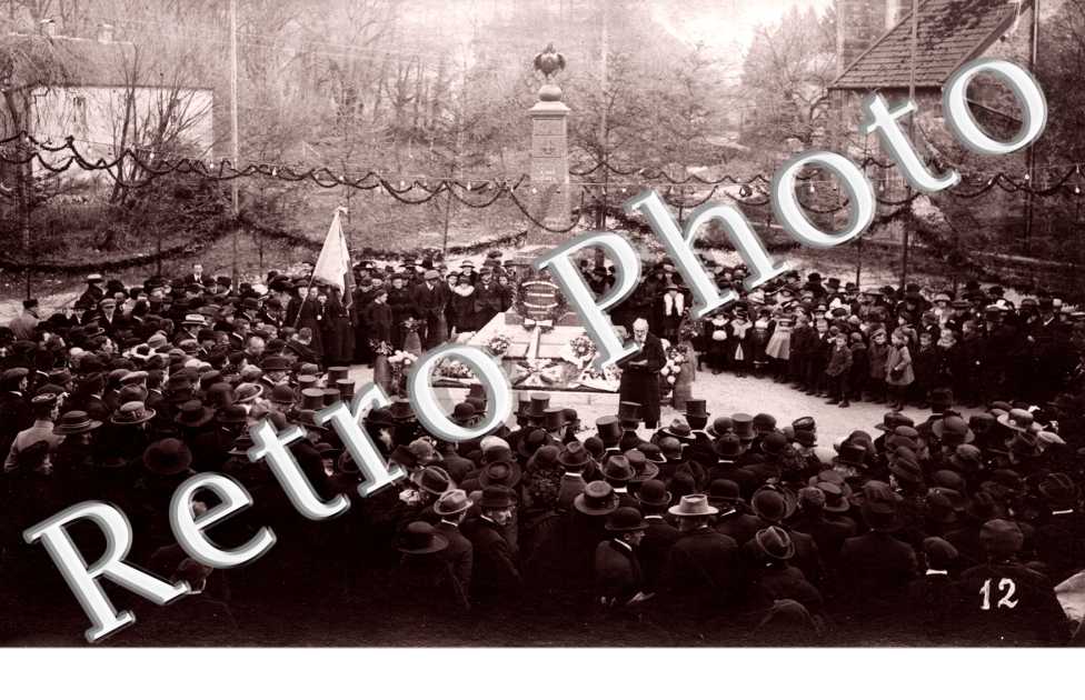 Inuaguration du monument aux morts. M. Jules Huguenin adjoint au maire prononcant son discours. Il avait perdu son fils mort des suites de de l'expedi