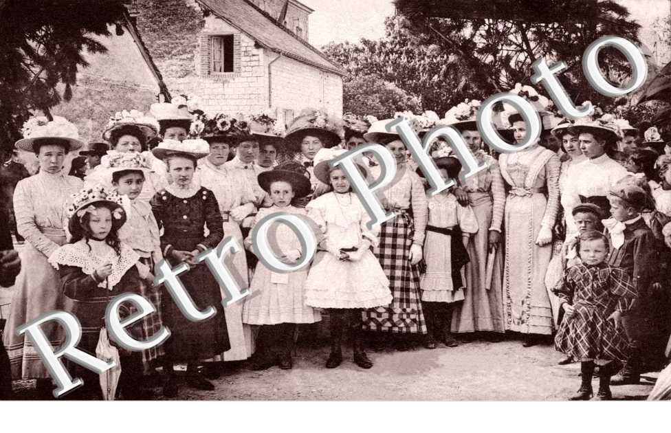 (un groupe d'enfants et de femmes)