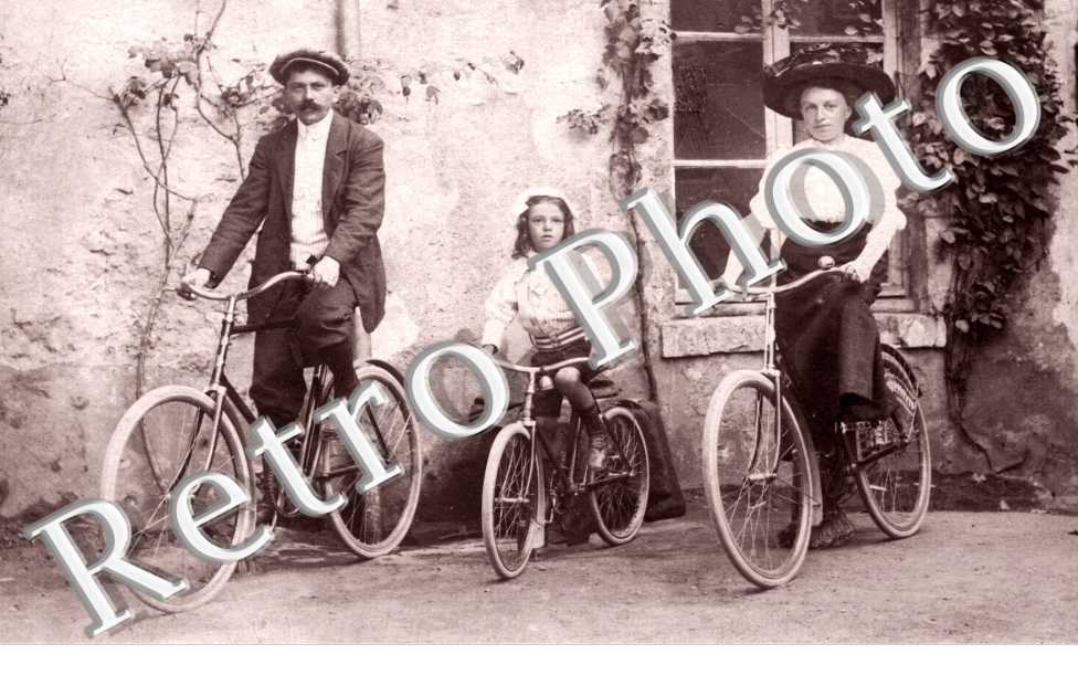 Un couple et une jeune fille à Bicyclette