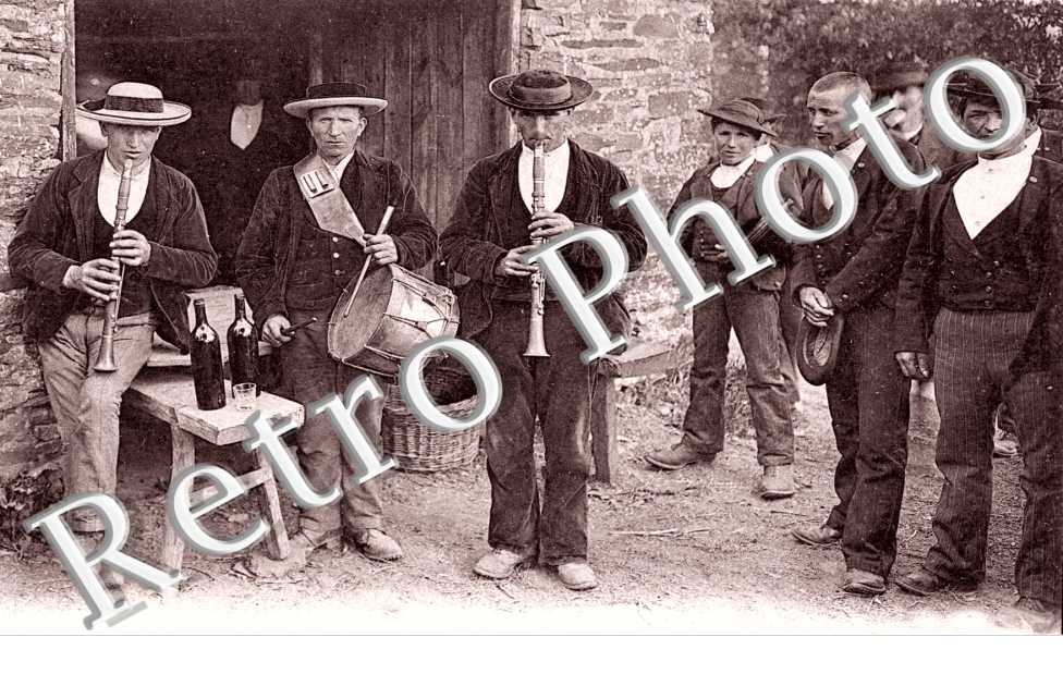 Un orchestre peu banal; les sonneurs bretons - noce bretonne ay pays de Cornouailles
